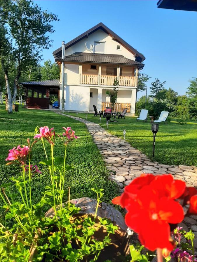 Apartments Paradise Licko Petrovo Selo Екстериор снимка