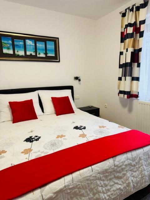 Apartments Paradise Licko Petrovo Selo Екстериор снимка