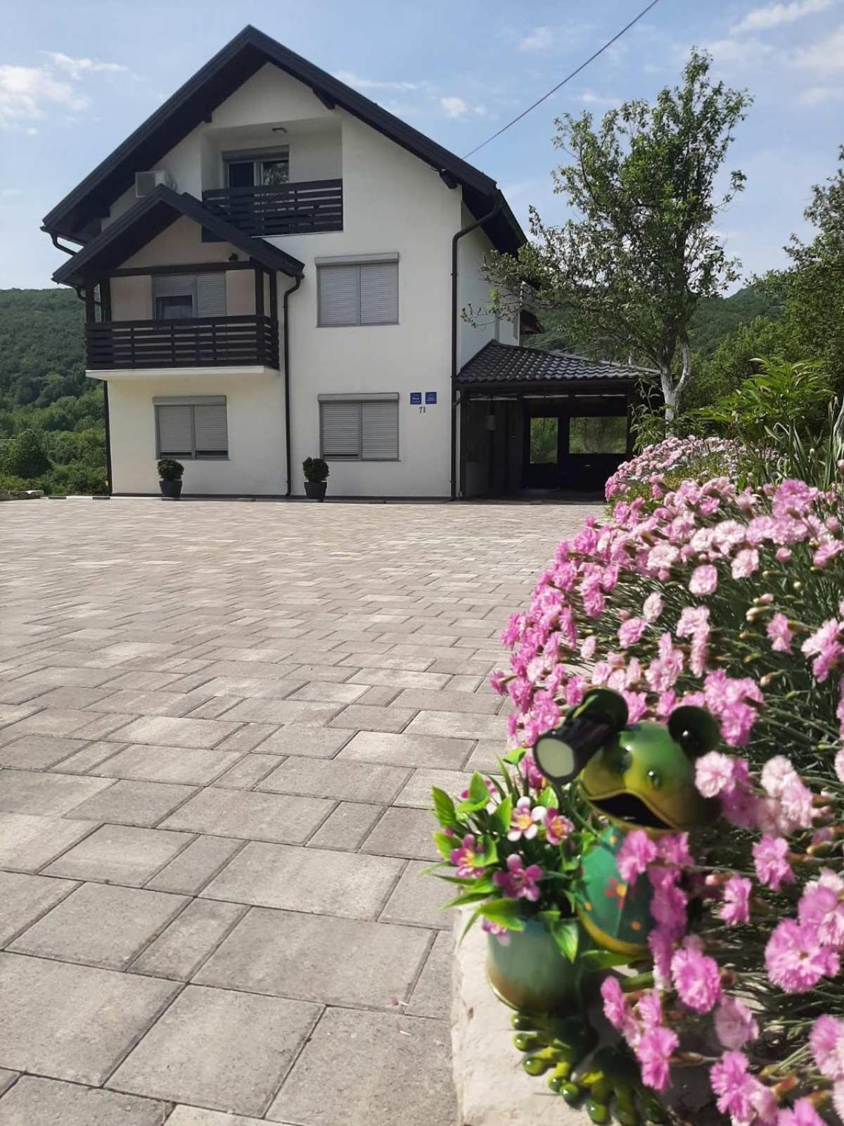 Apartments Paradise Licko Petrovo Selo Екстериор снимка